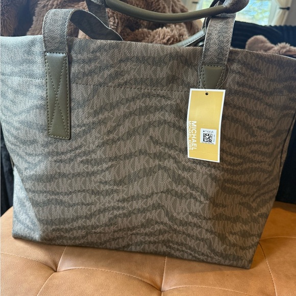 NWT Michael Kors The Michael Bag - Picture 2 of 10